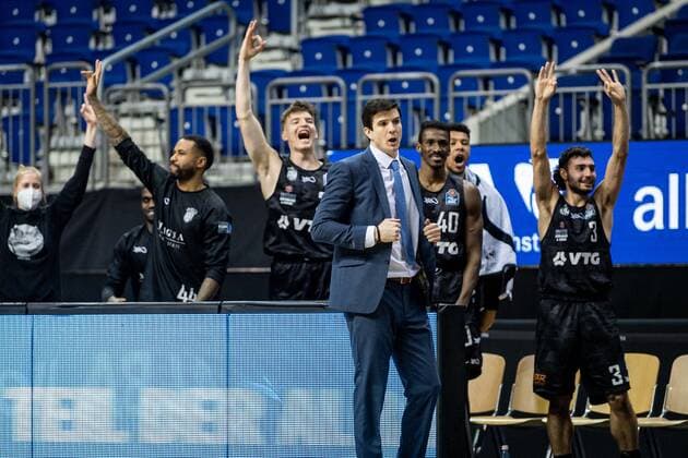 Basketball Berlin 10 04 2021 1 Bundesliga easyCredit BBL BBL season 2020 2021 Alba Berlin Hamburg Towers Jubel Hamburg Pedro Calles Hamburg, coach and other