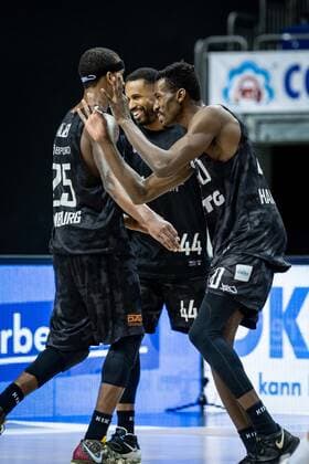 Basketball Berlin 10 04 2021 1 Bundesliga easyCredit BBL BBL Season 2020 2021 Alba Berlin Hamburg Towers jubel Hamburg Zac Cuthbertson Hamburg, No 40 Terry Allen Hamburg, No 25 Bryce Taylor Hamburg, No 44