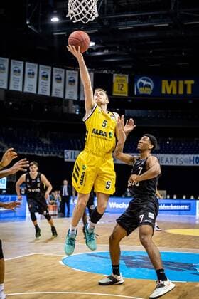 Basketball Berlin 10 04 2021 1 Bundesliga easyCredit BBL BBL Season 2020 2021 Alba Berlin Hamburg Towers Niels Giffey Alba Berlin, No 05 Kameron Taylor Hamburg, No 07