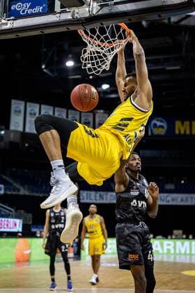 Basketball Berlin 10 04 2021 1 Bundesliga easyCredit BBL BBL Season 2020 2021 Alba Berlin Hamburg Towers Johannes Thiemann Alba Berlin, No 32 Zac Cuthbertson Hamburg, No 40