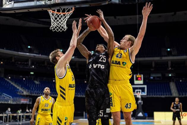 Basketball Berlin 10 04 2021 1 Bundesliga easyCredit BBL BBL Season 2020 2021 Alba Berlin Hamburg Towers Terry Allen Hamburg, No 25 Luke Sikma Alba Berlin, No 43 Ben Lammers Alba Berlin, No 50