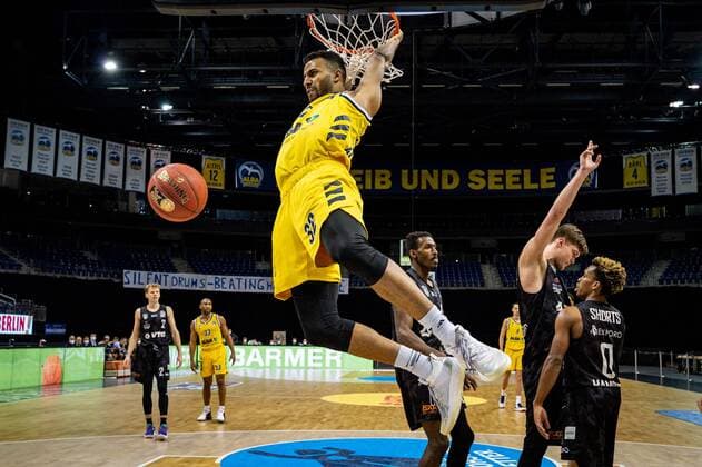 Basketball Berlin 10 04 2021 1 Bundesliga easyCredit BBL BBL Season 2020 2021 Alba Berlin Hamburg Towers Johannes Thiemann Alba Berlin, No 32 Zac Cuthbertson Hamburg, No 40