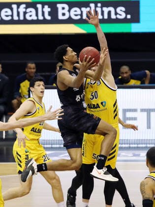 Kameron Taylor, Ben Lammers action game scene duel sports basketball BBL Bundesliga men season 2020 2021 10 04 2021 ALBA Berlin vs Hamburg Towers