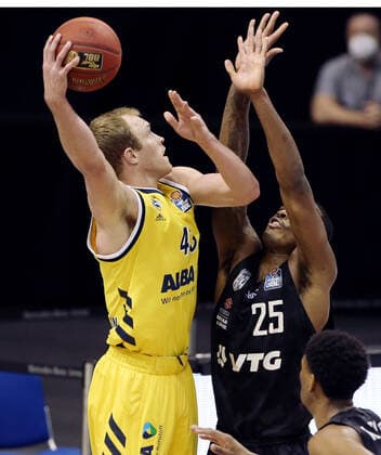 Luke Sikma, Terry Allen action game scene duel sports basketball BBL Bundesliga men season 2020 2021 10 04 2021 ALBA Berlin vs Hamburg Towers