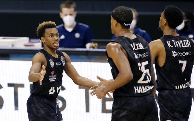 T J Shorts, Terry Allen high-fiving Sports Basketball BBL Bundesliga Mens Season 2020 2021 10 04 2021 ALBA Berlin vs Hamburg Towers