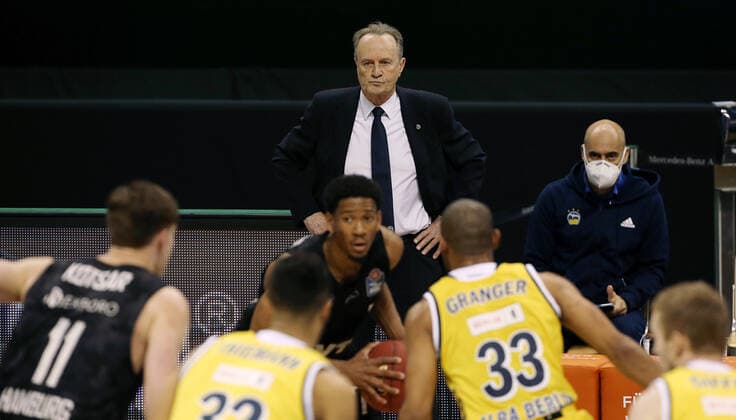 Coach Aito Garcia Reneses dissatisfied thoughtful action upper body upper body sports basketball BBL Bundesliga men season 2020 2021 10 04 2021 ALBA Berlin vs Hamburg Towers