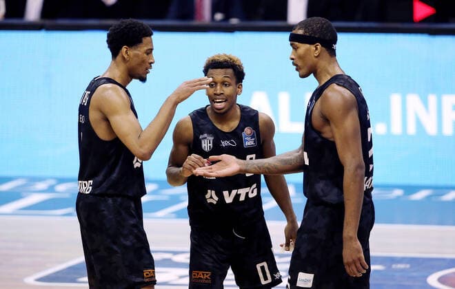 Kameron Taylor, T J Shorts, Terry Allen high-fiving cheering joy emotion jubilation sports basketball BBL Bundesliga men season 2020 2021 10 04 2021 ALBA Berlin vs Hamburg Towers