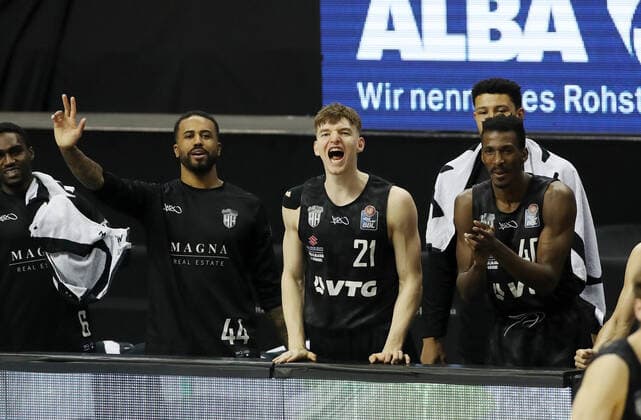 Bryce Taylor, Justus Hollatz, Zac Cuthbertson jubilant joy emotion jubilation sports basketball BBL Bundesliga men season 2020 2021 10 04 2021 ALBA Berlin vs Hamburg Towers