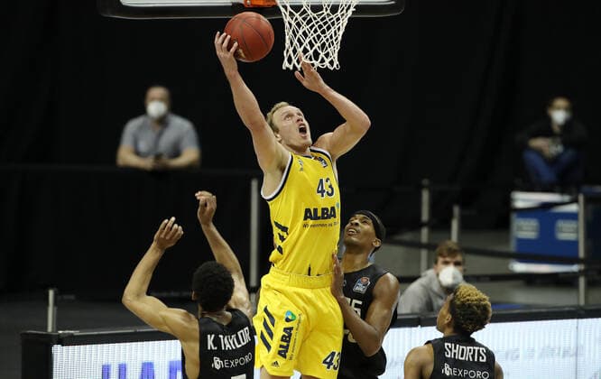 Kameron Taylor, Luke Sikma, Terry Allen Action Game Scene Duel Sports Basketball BBL Bundesliga Men Season 2020 2021 10 04 2021 ALBA Berlin vs Hamburg Towers