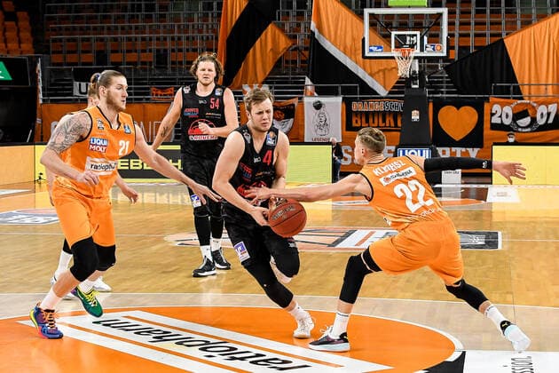 GER, BBL, ratiopharm ulm vs JobStairs GIESSEN 46ers 27 02 2021, ratiopharm arena, Neu Ulm, GER, BBL, ratiopharm ulm vs JobStairs GIESSEN 46ers, in picture Dylan Osetkowski Ulm, 21 , Bjarne Kraushaar Giessen, 4 is fouled by Thomas Klepeisz Ulm, 22 nordphotoxGmbHx xHafner nph00200