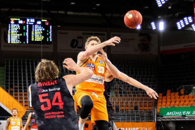 Patrick Heckmann Ratiopharm Ulm 33 throws to the basket GER, Ratiopharm Ulm vs JobStairs Giessen 46ers, easycredit 1 Bundesliga Basketball, 27 Matchday, Season 2020 21, 10 04 2021 Ratiopharm Ulm vs JobStairs Giessen 46ers, 1 Basketball Bundesliga New Ulm. Copyright: xEibner-Pressefoto RogerxBuerkex EP_EER