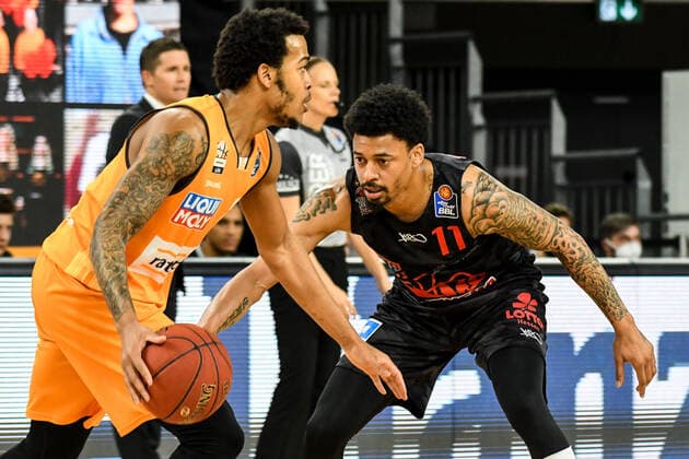 GER, BBL, ratiopharm ulm vs JobStairs GIESSEN 46ers 27 02 2021, ratiopharm arena, Neu Ulm, GER, BBL, ratiopharm ulm vs JobStairs GIESSEN 46ers, pictured Troy Caupain Ulm, 23 , Diante Maurice Garrett Giessen, 11 nordphotoxGmbHx xHafner nph00200