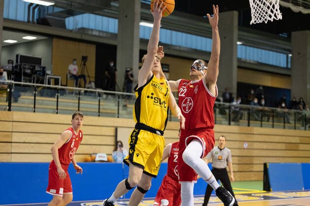 Timo Lanmüller Tigers Tübingen, 77 Dennis Heinzmann Bayer Giants Leverkusen, 22 ¨¨¨Tigers Tübingen vs Bayer Giants Leverkusen, 2 Basketball, Bundesliga, Pro A, Barmer 2 Basketball, Spieltag 30, Spielzeit 2020 2021, 10 04 2021, ¨¨Tigers Tübingen Bayer Giants Leverkusen, Basketball, 2 Bundesliga, Barmer 2 Basketball, Spieltag 30, Spielzeit 2020 2021, 10 04 2021 Rottenburg am Neckar. Copyright: xNinaxSander xEibnerxPressefotoxIx EP_NSR