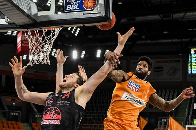 GER, BBL, ratiopharm ulm vs JobStairs GIESSEN 46ers 27 02 2021, ratiopharm arena, Neu Ulm, GER, BBL, ratiopharm ulm vs JobStairs GIESSEN 46ers, in picture Cameron Clark Ulm, 3 fouls John Bryant Giessen, 54 nordphotoxGmbHx xHafner nph00200
