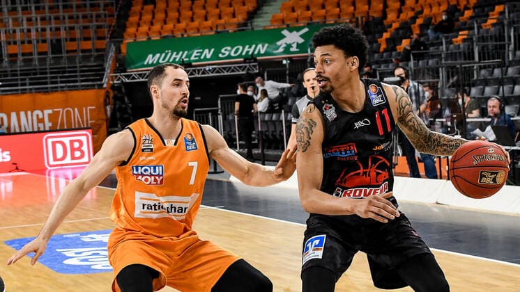 GER, BBL, ratiopharm ulm vs JobStairs GIESSEN 46ers 27 02 2021, ratiopharm arena, Neu Ulm, GER, BBL, ratiopharm ulm vs JobStairs GIESSEN 46ers, pictured John Petrucelli Ulm, 7 , Diante Maurice Garrett Giessen, 11 nordphotoxGmbHx xHafner nph00200