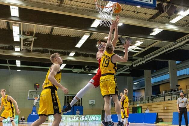 Dennis Heinzmann Bayer Giants Leverkusen, 22 ,Elias Valtonen Bayer Giants Leverkusen, 19 ¨¨Tigers Tübingen vs Bayer Giants Leverkusen, 2 Basketball, Bundesliga, Pro A, Barmer 2 Basketball, Spieltag 30, Spielzeit 2020 2021, 10 04 2021, ¨¨Tigers Tübingen Bayer Giants Leverkusen, Basketball, 2 Bundesliga, Barmer 2 Basketball, Spieltag 30, Spielzeit 2020 2021, 10 04 2021 Rottenburg am Neckar. Copyright: xDennisxDuddek xEibnerxPressefotox EP_DDU