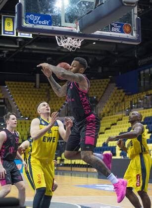 GER, Basketball, EWE Baskets Oldenburg vs Telekom Baskets Bonn 10 04 2021, EWE Arena, Oldenburg, GER, easy Credit BBL, EWE Baskets Oldenburg vs Telekom Baskets Bonn, in picture James THOMPSON IV Telekom Baskets Bonn 3 Rasid MAHALBASIC EWE Baskets Oldenburg 24 Rickey PAULDING EWE Baskets Oldenburg 23 nordphotoxRojahn nph00310