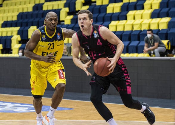 GER, Basketball, EWE Baskets Oldenburg vs Telekom Baskets Bonn 10 04 2021, EWE Arena, Oldenburg, GER, easy Credit BBL, EWE Baskets Oldenburg vs Telekom Baskets Bonn, in picture Strahinja MICOVIC Telekom Baskets Bonn 4 Rickey PAULDING EWE Baskets Oldenburg 23 nordphotoxRojahn nph00310