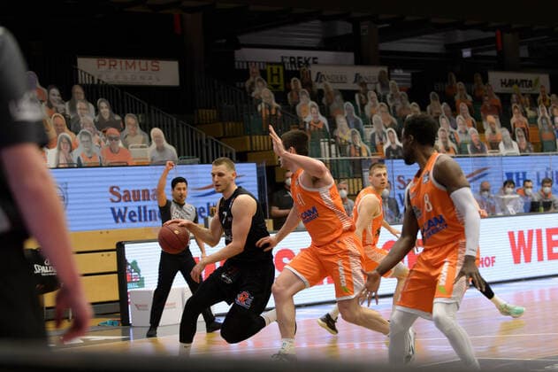Jonas RICHTER 7 Niners Chemnitz , Will VORHEES 41 Rasta Vechta Rasta Vechta vs Niners Chemnitz, basketball, easyCredit BBL Bundesliga, 10 04 2021, 27 matchday, season 2020 2021 Copyright xErikxHillmer EIBNERx EP ehr Rasta Vechta vs Niners Chemnitz, basketball, easyCredit BBL Bundesliga, 10 04 2021, 27 matchday, season 2020 2021 Vechta Copyright: xErikxHillmer EIBNERx EP_ehr