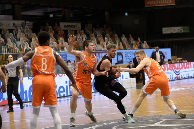 Will VORHEES 41 Rasta Vechta , Jan Niklas WIMBERG 8 Niners Chemnitz , Tim HASBARGEN 6 Rasta Vechta Rasta Vechta vs Niners Chemnitz, Basketball, easyCredit BBL Bundesliga, 10 04 2021, 27 Matchday, Season 2020 2021 Copyright xErikxHillmer EIBNERx EP ehr Rasta Vechta vs Niners Chemnitz, Basketball, easyCredit BBL Bundesliga, 10 04 2021, 27 Matchday, Season 2020 2021 Vechta Copyright: xErikxHillmer EIBNERx EP_ehr