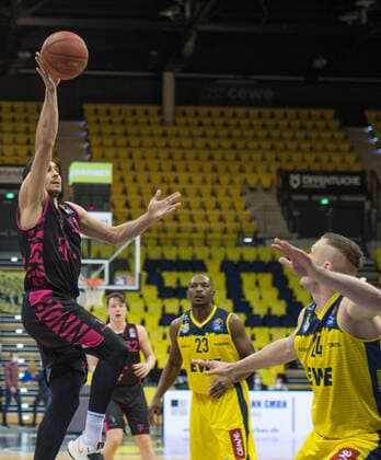 GER, Basketball, EWE Baskets Oldenburg vs Telekom Baskets Bonn 10 04 2021, EWE Arena, Oldenburg, GER, easy Credit BBL, EWE Baskets Oldenburg vs Telekom Baskets Bonn, in picture Anthony DiLEO Telekom Baskets Bonn 11 Rasid MAHALBASIC EWE Baskets Oldenburg 24 nordphotoxRojahn nph00310