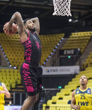 GER, Basketball, EWE Baskets Oldenburg vs Telekom Baskets Bonn 10 04 2021, EWE Arena, Oldenburg, GER, easy Credit BBL, EWE Baskets Oldenburg vs Telekom Baskets Bonn, in picture to dunk James THOMPSON IV Telekom Baskets Bonn 3 nordphotoxRojahn nph00310