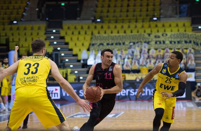 GER, Basketball, EWE Baskets Oldenburg vs Telekom Baskets Bonn 10 04 2021, EWE Arena, Oldenburg, GER, easy Credit BBL, EWE Baskets Oldenburg vs Telekom Baskets Bonn, in picture Anthony DiLEO Telekom Baskets Bonn 11 Philipp SCHWETHELM EWE Baskets Oldenburg 33 Phil PRESSEY EWE Baskets Oldenburg 25 nordphotoxRojahn nph00310