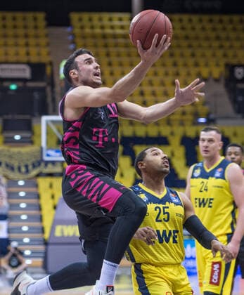 GER, Basketball, EWE Baskets Oldenburg vs Telekom Baskets Bonn 10 04 2021, EWE Arena, Oldenburg, GER, easy Credit BBL, EWE Baskets Oldenburg vs Telekom Baskets Bonn, in picture Anthony DiLEO Telekom Baskets Bonn 11 Phil PRESSEY EWE Baskets Oldenburg 25 nordphotoxRojahn nph00310