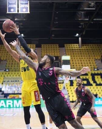 GER, Basketball, EWE Baskets Oldenburg vs Telekom Baskets Bonn 10 04 2021, EWE Arena, Oldenburg, GER, easy Credit BBL, EWE Baskets Oldenburg vs Telekom Baskets Bonn, in picture Phil PRESSEY EWE Baskets Oldenburg 25 James THOMPSON IV Telekom Baskets Bonn 3 nordphotoxRojahn nph00310