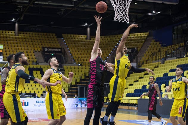 GER, Basketball, EWE Baskets Oldenburg vs Telekom Baskets Bonn 10 04 2021, EWE Arena, Oldenburg, GER, easy Credit BBL, EWE Baskets Oldenburg vs Telekom Baskets Bonn, in picture Strahinja MICOVIC Telekom Baskets Bonn 4 Phil PRESSEY EWE Baskets Oldenburg 25 Martin BREUNING EWE Baskets Oldenburg 12 Philipp SCHWETHELM EWE Baskets Oldenburg 33 Sebastian HERRERA EWE Baskets Oldenburg 7 nordphotoxRojahn nph00310