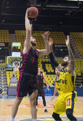 GER, Basketball, EWE Baskets Oldenburg vs Telekom Baskets Bonn 10 04 2021, EWE Arena, Oldenburg, GER, easy Credit BBL, EWE Baskets Oldenburg vs Telekom Baskets Bonn, in picture Leon KRATZER Telekom Baskets Bonn 21 Martin BREUNING EWE Baskets Oldenburg 12 nordphotoxRojahn nph00310