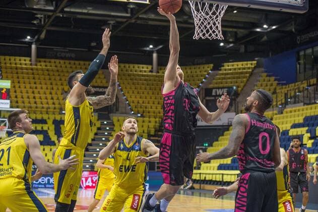 GER, Basketball, EWE Baskets Oldenburg vs Telekom Baskets Bonn 10 04 2021, EWE Arena, Oldenburg, GER, easy Credit BBL, EWE Baskets Oldenburg vs Telekom Baskets Bonn, in picture Benjamin LISCHKA Telekom Baskets Bonn 8 Tomislav GABRIC EWE Baskets Oldenburg 21 Martin BREUNING EWE Baskets Oldenburg 12 Keith HORNSBY EWE Baskets Oldenburg 4 Alex HAMILTON Telekom Baskets Bonn 0 nordphotoxRojahn nph00310