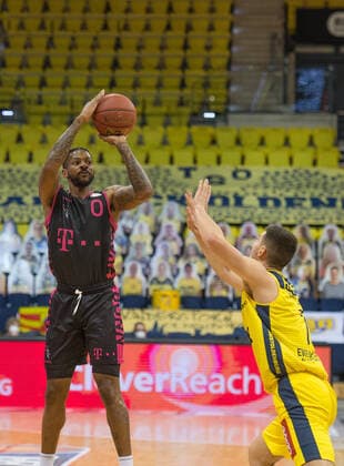GER, Basketball, EWE Baskets Oldenburg vs Telekom Baskets Bonn 10 04 2021, EWE Arena, Oldenburg, GER, easy Credit BBL, EWE Baskets Oldenburg vs Telekom Baskets Bonn, in picture Alex HAMILTON Telekom Baskets Bonn 0 Sebastian HERRERA EWE Baskets Oldenburg 7 nordphotoxRojahn nph00310