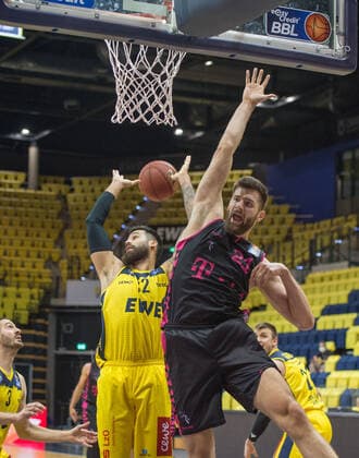 GER, Basketball, EWE Baskets Oldenburg vs Telekom Baskets Bonn 10 04 2021, EWE Arena, Oldenburg, GER, easy Credit BBL, EWE Baskets Oldenburg vs Telekom Baskets Bonn, in the picture the ball lost Leon KRATZER Telekom Baskets Bonn 21 Martin BREUNING EWE Baskets Oldenburg 12 nordphotoxRojahn nph00310