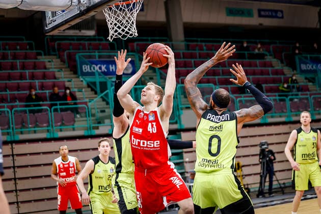 Center Christian Sengfelder Brose Bamberg, 43 right 00 Dererk Pardon medi Bayreuth medi Bayreuth Brose Bamberg, easyCredit Basketball Bundesliga, Saison 2020 2021, 27 Spieltag, Bayreuth, Germany, Oberfrankenhalle, 10 04 2021 Copyright: DanielxLöb