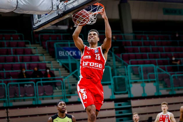 Dunking Kenneth Ogbe Brose Bamberg, 25 medi Bayreuth Brose Bamberg, easyCredit Basketball Bundesliga, Saison 2020 2021, 27 Spieltag, Bayreuth, Germany, Oberfrankenhalle, 10 04 2021 DanielxLöb