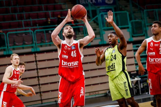 left David Kravish Brose Bamberg, 45 right 24 Frank Bartley medi Bayreuth medi Bayreuth Brose Bamberg, easyCredit Basketball Bundesliga, Saison 2020 2021, 27 Spieltag, Bayreuth, Germany, Oberfrankenhalle, 10 04 2021 Copyright: DanielxLöb