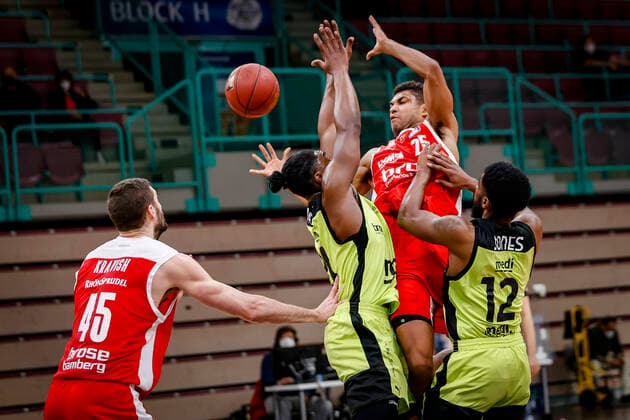 Center Kenneth Ogbe Brose Bamberg, 25 left 24 Frank Bartley medi Bayreuth right 12 Lazeric Jones medi Bayreuth front left Christian Sengfelder Brose Bamberg, 43 medi Bayreuth Brose Bamberg, easyCredit Basketball Bundesliga, season 2020 2021, 27 matchday, Bayreuth, Germany, Oberfrankenhalle, 10 04 2021 DanielxLöb