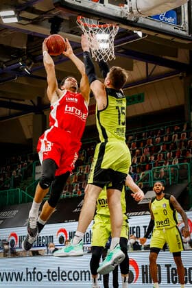 left Dominic Lockhart Brose Bamberg, 03 right 15 Matthew Tiby medi Bayreuth medi Bayreuth Brose Bamberg, easyCredit Basketball Bundesliga, Saison 2020 2021, 27 Spieltag, Bayreuth, Germany, Oberfrankenhalle, 10 04 2021 Copyright: DanielxLöb