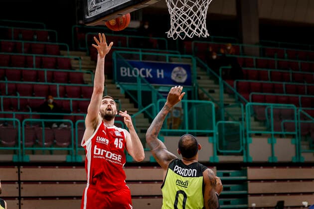 left David Kravish Brose Bamberg, 45 right 00 Dererk Pardon medi Bayreuth medi Bayreuth Brose Bamberg, easyCredit Basketball Bundesliga, Saison 2020 2021, 27 Spieltag, Bayreuth, Germany, Oberfrankenhalle, 10 04 2021 Copyright: DanielxLöb