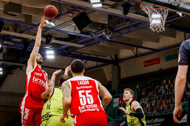 left David Kravish Brose Bamberg, 45 right 00 Dererk Pardon medi Bayreuth medi Bayreuth Brose Bamberg, easyCredit Basketball Bundesliga, Saison 2020 2021, 27 Spieltag, Bayreuth, Germany, Oberfrankenhalle, 10 04 2021 Copyright: DanielxLöb