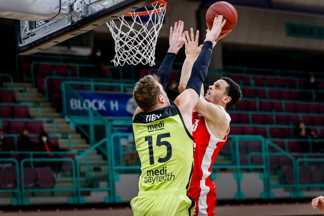 left 15 Matthew Tiby medi Bayreuth right Dominic Lockhart Brose Bamberg, 03 medi Bayreuth Brose Bamberg, easyCredit Basketball Bundesliga, Saison 2020 2021, 27 Spieltag, Bayreuth, Germany, Oberfrankenhalle, 10 04 2021 DanielxLöb