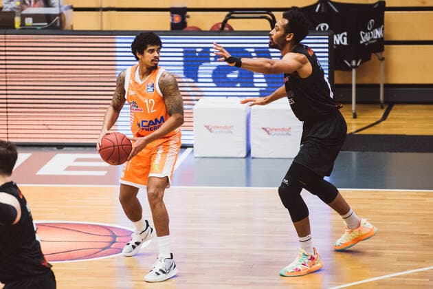 easyCredit BBL 27 Matchday RASTA Vechta vs NINERS Chemnitz, 10 04 2021 Edgar Sosa RASTA Vechta, 12 , Johnathan Williams NINERS Chemnitz, 19 easyCredit BBL 27 Matchday RASTA Vechta vs NINERS Chemnitz on 10 04 2021 in Vechta RASTA Dome , Germany, Copyright: xBEAUTIFULxSPORTS Neddermannx