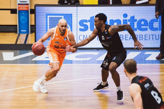 easyCredit BBL 27 Matchday RASTA Vechta vs NINERS Chemnitz, 10 04 2021 Stefan Peno RASTA Vechta, 4 , Isiaha Mike NINERS Chemnitz, 11 easyCredit BBL 27 Matchday RASTA Vechta vs NINERS Chemnitz on 10 04 2021 in Vechta RASTA Dome , Germany, Copyright: xBEAUTIFULxSPORTS Neddermannx