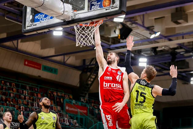 Center David Kravish Brose Bamberg, 45 left 00 Dererk Pardon medi Bayreuth right 15 Matthew Tiby medi Bayreuth medi Bayreuth Brose Bamberg, easyCredit Basketball Bundesliga, Saison 2020 2021, 27 Spieltag, Bayreuth, Germany, Oberfrankenhalle, 10 04 2021 Copyright: DanielxLöb