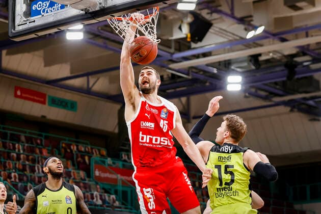 Center David Kravish Brose Bamberg, 45 left 00 Dererk Pardon medi Bayreuth right 15 Matthew Tiby medi Bayreuth medi Bayreuth Brose Bamberg, easyCredit Basketball Bundesliga, Saison 2020 2021, 27 Spieltag, Bayreuth, Germany, Oberfrankenhalle, 10 04 2021 Copyright: DanielxLöb