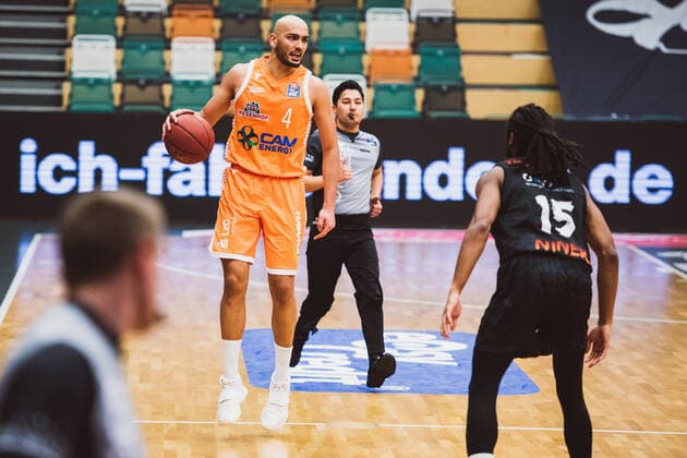easyCredit BBL 27 Matchday RASTA Vechta vs NINERS Chemnitz, 10 04 2021 Stefan Peno RASTA Vechta, 4 , Marcus Thornton NINERS Chemnitz, 15 easyCredit BBL 27 Matchday RASTA Vechta vs NINERS Chemnitz on 10 04 2021 in Vechta RASTA Dome , Germany, Copyright: xBEAUTIFULxSPORTS Neddermannx