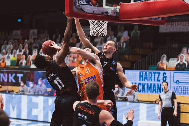 easyCredit BBL 27 Matchday RASTA Vechta vs NINERS Chemnitz, 10 04 2021 Isiaha Mike NINERS Chemnitz, 11 , Will Vorhees RASTA Vechta, 41 , Jonas Richter NINERS Chemnitz, 7 easyCredit BBL 27 Matchday RASTA Vechta vs NINERS Chemnitz on 10 04 2021 in Vechta RASTA Dome , Germany, Copyright: xBEAUTIFULxSPORTS Neddermannx