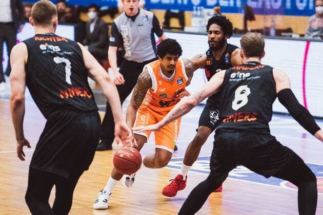 easyCredit BBL 27 Matchday RASTA Vechta vs NINERS Chemnitz, 10 04 2021 Edgar Sosa RASTA Vechta, 12 , Terrell Harris NINERS Chemnitz, 2 , Jan Niklas Wimberg NINERS Chemnitz, 8 , Jonas Richter NINERS Chemnitz, 7 easyCredit BBL 27 Matchday RASTA Vechta vs NINERS Chemnitz on 10 04 2021 in Vechta RASTA Dome , Germany, Copyright: xBEAUTIFULxSPORTS Neddermannx