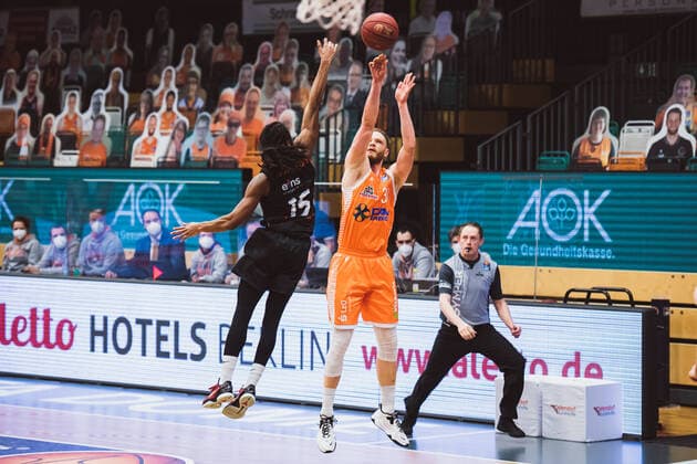 easyCredit BBL 27 Matchday RASTA Vechta vs NINERS Chemnitz, 10 04 2021 Marcus Thornton NINERS Chemnitz, 15 , Robin Manuel Christen RASTA Vechta, 33 easyCredit BBL 27 Matchday RASTA Vechta vs NINERS Chemnitz on 10 04 2021 in Vechta RASTA Dome , Germany, Copyright: xBEAUTIFULxSPORTS Neddermannx